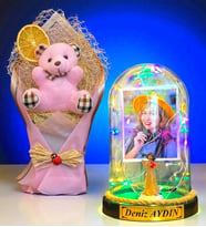 Kişiye Özel İsimli Fotoğraflı Renkli Led Işıklı Fanus ve Pembe Peluş Ayıcık Buketi (Model 5)