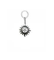 Supernatural Temalı Metal Anahtarlık – Unisex Gotik & Alternatif Aksesuar