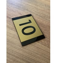 Yönline Minimal Gold Tasarım Daire Numarası
