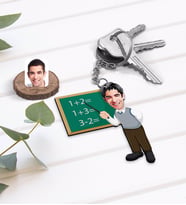 BK Gift Kişiye Özel Erkek İlköğretim Matematik Öğretmeni Karikatürlü Ahşap Anahtarlık-1 (Beyaz)