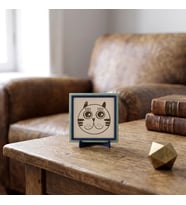 Çağdaş Tasarım Şaşkın Kedi Motifli Dekoratif Parça, Çalışma Masanız İçin Anlam Dolu Hediye 10x10 cm