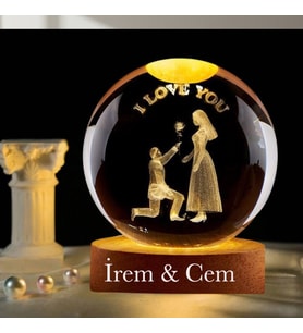 Kişiye Öze Büyük Boy Işıklı Ahşap Kaideli 3D Romantik Teklif Temalı Cam Küre 8cm