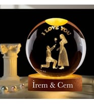 Kişiye Öze Büyük Boy Işıklı Ahşap Kaideli 3D Romantik Teklif Temalı Cam Küre 8cm