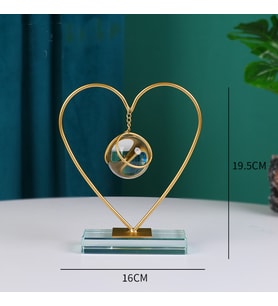 Winter House Kalp Şeklinde Metal Gövdeli ve Cam Standlı Şeffaf Kristal Top: Romantik ve Zarif Bir Dokunuş