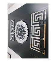 XL DEKORATİF 3D KABARTMA EFEKLİ SAAT 50 CM  2 ADET YAN GEOMETRİK TABLO 25 X 60 CM  GÜNEŞ MODEL AYNALI PLEKSİ DUVAR SAATİ