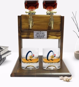 BK Gift Kişiye Özel Renkli Baskılı Harf ve İsim Tasarımlı İkili Viski Bardağı ve Çift Musluklu Doğal Ahşap Viski Standı-2 (Model 1)