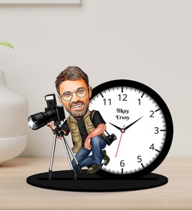 Kişiye Özel Karikatürlü Fotoğrafçı Ahşap Biblo Masa Saati