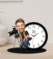 Kişiye Özel Karikatürlü Fotoğrafçı Ahşap Biblo Masa Saati