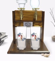 BK Gift Kişiye Özel Renkli Baskılı İsimli Fotoğraflı İkili Rakı Bardağı ve Çift Musluklu Doğal Ahşap Rakı Standı-34 (Model 1)