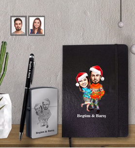 Kişiye Özel Yılbaşı Sevgili Karikatürlü Siyah Defter Kalem Çakmak Hediye Seti Model-7 (Model 1)
