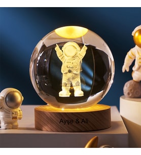 Kişiye Özel Büyük Boy Işıklı Ahşap Kaideli Astronot Temalı Cam Küre 8cm