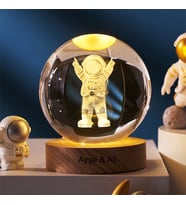 Kişiye Özel Büyük Boy Işıklı Ahşap Kaideli Astronot Temalı Cam Küre 8cm
