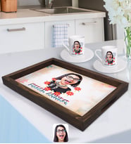 BK Gift Kişiye Özel Melek Annem Karikatürlü Doğal Ahşap Tepsi ve 2’li Kahve Fincan Seti-1
