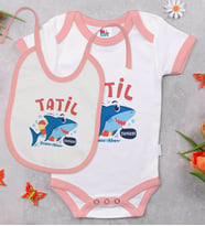 BK Kids Kişiye Özel Tatil Zamanı Tasarımlı Pembe Bebek Body Zıbın ve Mama Önlüğü Hediye Seti-1