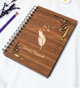 Kişiye Özel Kuş Tüy Desenli Ahşap Kapaklı Defter - Ajanda - İsme Özel - A5 60 Yaprak (120 SAYFA) Hediyelik (Gold)