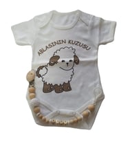 Hoşgeldin Bebek, Yenidoğan Ünisex Bebek, Ablasının Kuzusu Baskılı Badi ve İsimli Emzik Askısı Hediye Seti (Krem)