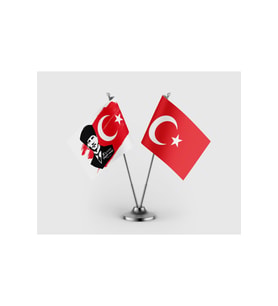 Kalpaklı Mustafa Kemal Atatür ve Türk Bayrağı İkili Saten Masa Bayrağı Takımı