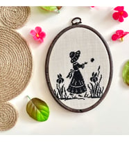 Seretamin Handmade Şapkalı Kız Kanaviçe Nakışlı Duvar Süsü