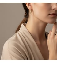 STİL İNCİSİ/XUPING JEWELRY SALLANTILI ÇEMBER ZİRKON TAŞLI KÜPE (Altın)