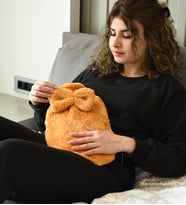 Yumuşak Peluş Su Torbası Kılıfı Kurdele Detaylı, Sıcak Tutan Tasarım Kahverengi