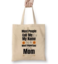 Most People Call Me By My Name Only The Most Important Call Me Mom Bez Çanta Uzun Saplı