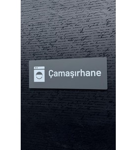 Çamaşırhane Mat Antrasit Uv Baskılı Pleksi Özelleştirilebilir Kapı İsimliği Yönlendirme Levhası