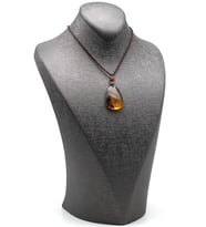 Damla Kehribar Siyah İpli Kolye – 22 × 33 mm  41 cm  5,8 gr