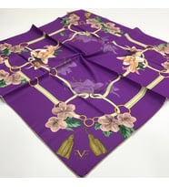 Çiçekli Desen Gold Seri Twill Eşarp Eşarp Askısı ile Birlikte 90x90 cm Mor-90x90