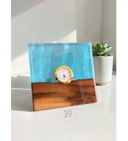 Classic Ceviz & Epoksi Masa Saati – 3,5 cm Altın Kaplama Quartz Mekanizma – Tasarım Masaüstü Saat (15x15 cm) (Açık Mavi)