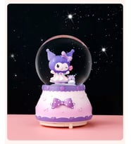 Sevimli Kar Küresi – Püskürtmeli Pembe & Mor My Melody & Kuromi Figürlü Dekoratif Işıklı Biblo