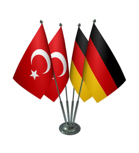 Masa Üstü Almanya Bayrağı Türk Bayrağı Dörtlü Krom Direk Masa Bayrak Seti