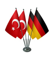 Masa Üstü Almanya Bayrağı Türk Bayrağı Dörtlü Krom Direk Masa Bayrak Seti