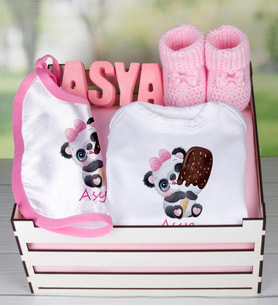 eJOYA Ahşap Sandıkta Kişiye Özel Zıbın Önlük Taş İsimlik Ve Patik Bebek Hediye Seti 109427 (Pembe)