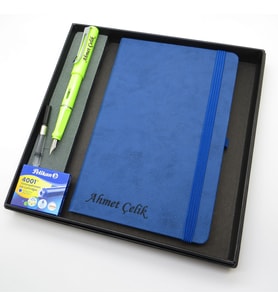Signator® Codex  N303 Kişiye Özel Defterli Set - İsme Özel Yeşil Dolma Kalem + İsme Özel Mavi Defter + Yedek Kartuş İsme Özel Kutusunda Hediyelik Set (Karışık)