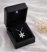 Işıklı Kutuda 925 Ayar Gümüş Lotus Çiçeği Kadın Kolye ( Farklı Renk ve Taş Seçenekli) (Beyaz)