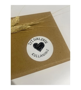 İyi Günlerde Kullanın Siyah Yazılı Ortası Çizim Kalpli Yuvarlak Yapışkanlı Etiket 5x5 cm 100 adet