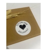 İyi Günlerde Kullanın Siyah Yazılı Ortası Çizim Kalpli Yuvarlak Yapışkanlı Etiket 5x5 cm 100 adet