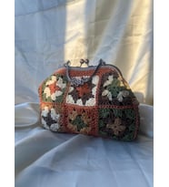 El Yapımı Vintage Granny Square Klipsli El Çantası – Toprak Tonları Retro Tasarım