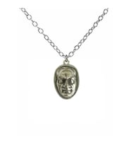 Mustafa Kemal Atatürk Silüet Figürlü Kolye – Gümüş Renk Unisex Metal Takı
