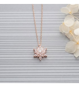 925 Ayar Gümüş Işıklı Kutuda Buzlu Beyaz Lotus Çiçeği Kolye