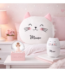 Kedi Temalı Hediye Seti – Peluş Kedi Yastık + Buhar Makinesi Nemlendirici + Melek Figürlü Kar Küresi  Dekoratif Hediye Seti