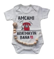 Hoşgeldin Bebek, Yenidoğan Ünisex Bebek, Amcamı Aratmayın Bana Baskılı Badi ve İsimli Emzik Askısı Hediye Seti (Krem)