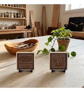 “Allah Celle Celâluhû” Hat Sanatı ve Klasik Çizgili Bismillah Yazılı İkili Masaüstü Objesi 10x10 cm, Açık Kahve - Açık Kahve
