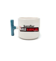 Kurallar Güçlü Kadınları Bağlamaz Baskılı Kadınlar Günü Mavi Kulplu T Kupa