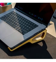 Ahşap Laptop Yükseltici, Laptop Standı, Tüm Modellerle Uyumlu, Taşınabilir Notebook Standı - Çam