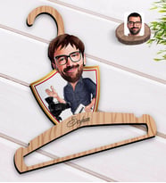 BK Gift Kişiye Özel Erkek Yönetmen Karikatürlü Standart Boy Ahşap Elbise Askısı-1