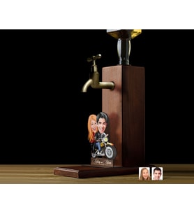 BK Gift Kişiye Özel Sevgililer Karikatürlü Musluklu Ahşap Viski Standı-12, Viski Çeşmesi, Doğum Günü Hediyesi, İçecek Dispenseri