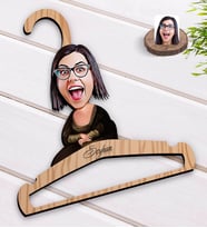 BK Gift Kişiye Özel Mona Lisa Karikatürlü Standart Boy Ahşap Elbise Askısı-1