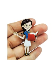 Öğretmen Karakterli Kitap Okuyan Broş – Sevimli Öğretmen Temalı Brooch