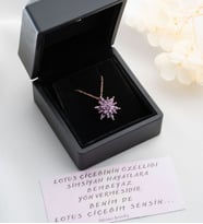 925 Ayar Gümüş Işıklı Kutuda Buzlu Mor Lotus Kolye (Mor)